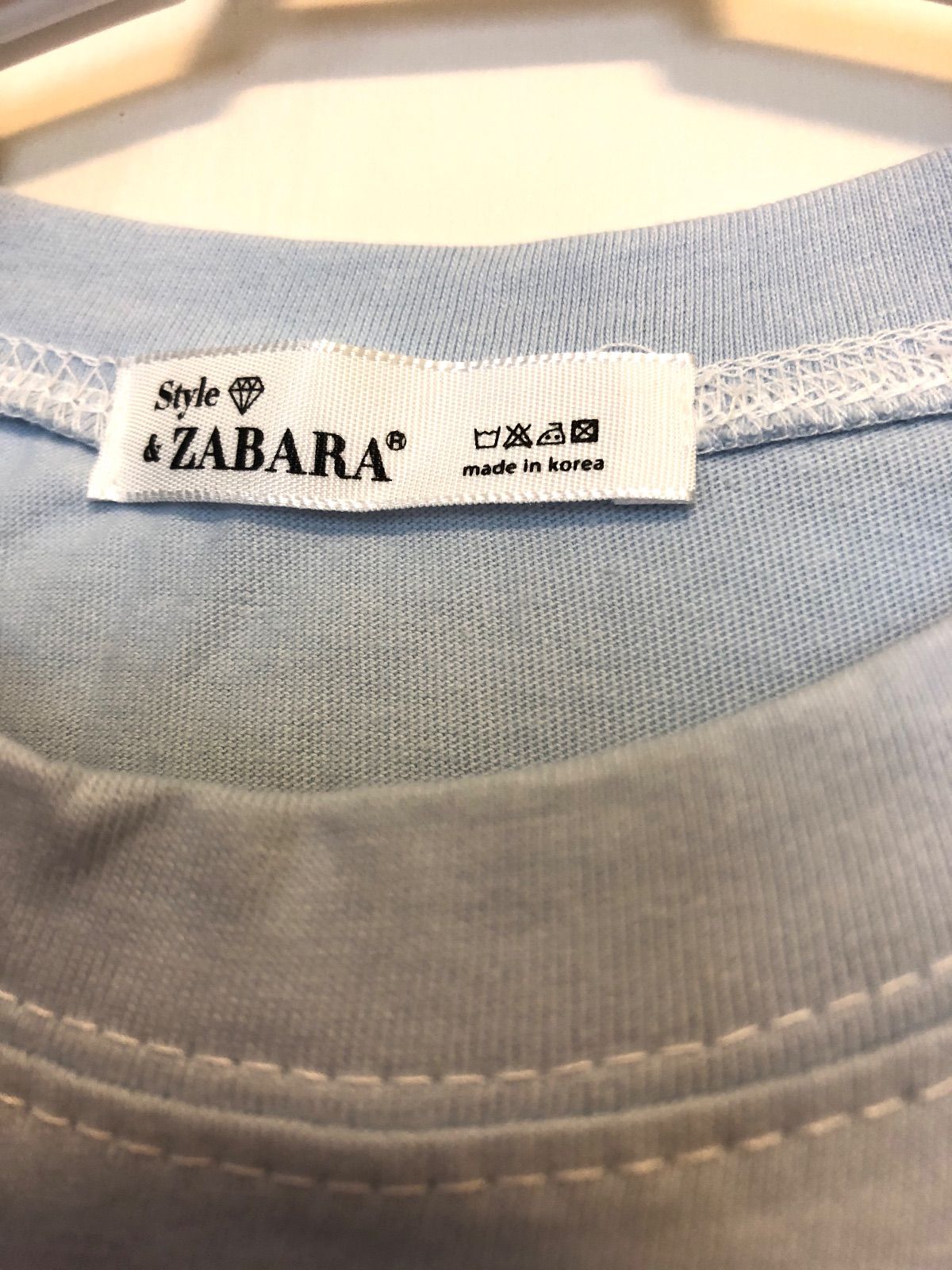 水色のカットソー