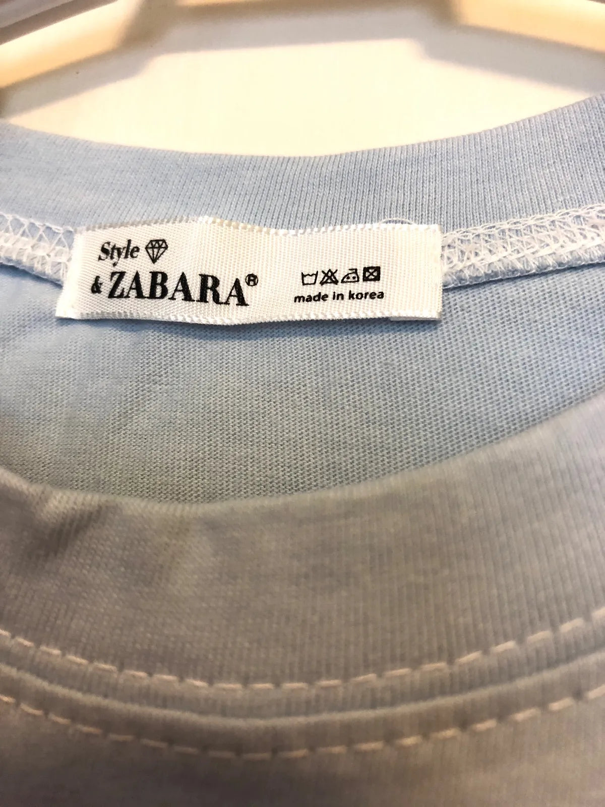 水色のカットソー